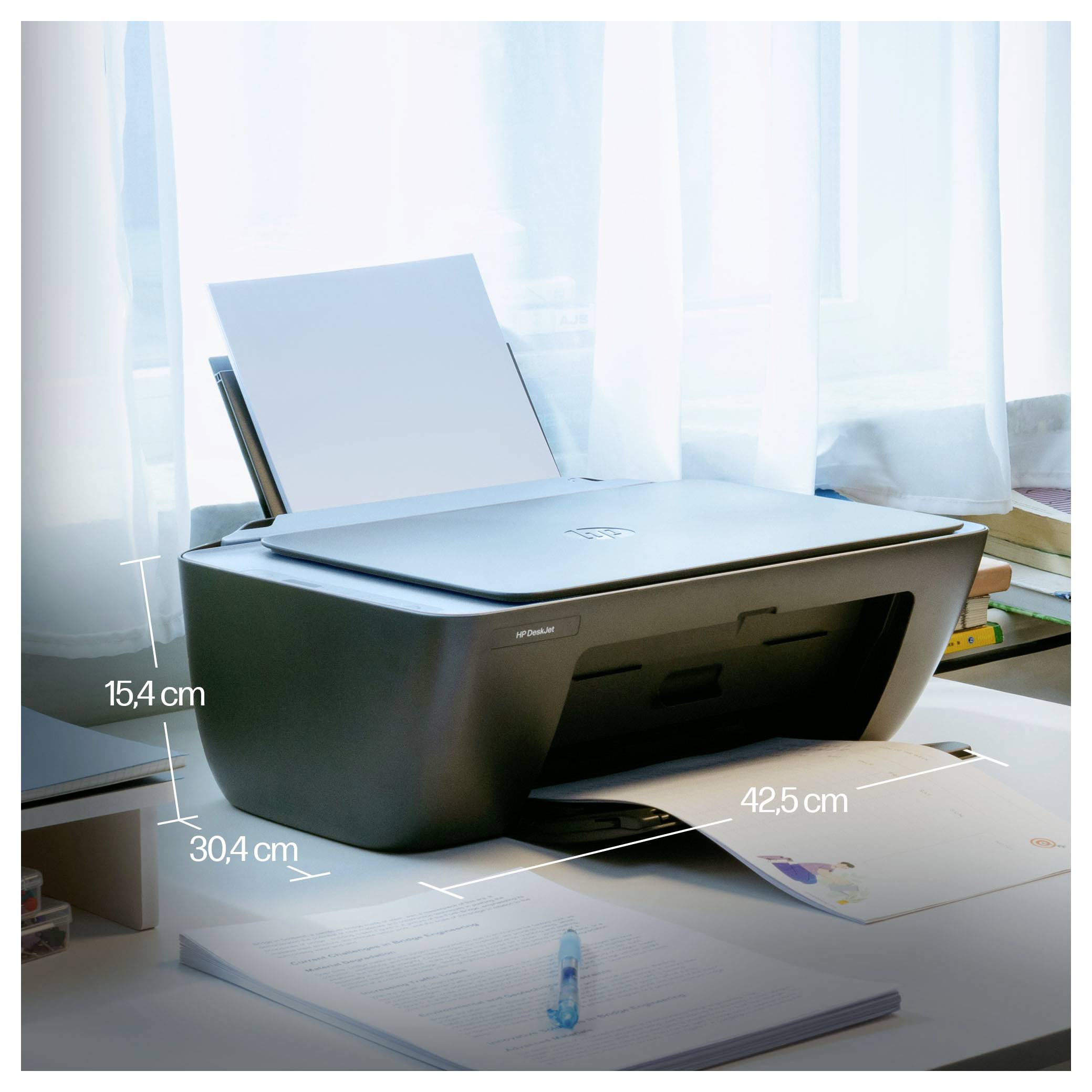 Desktop-All-in-One-Drucker/Scanner druckt eine farbige Seite; Abmessungen mit den Beschriftungen 15,4 cm, 30,4 cm und 42,5 cm.