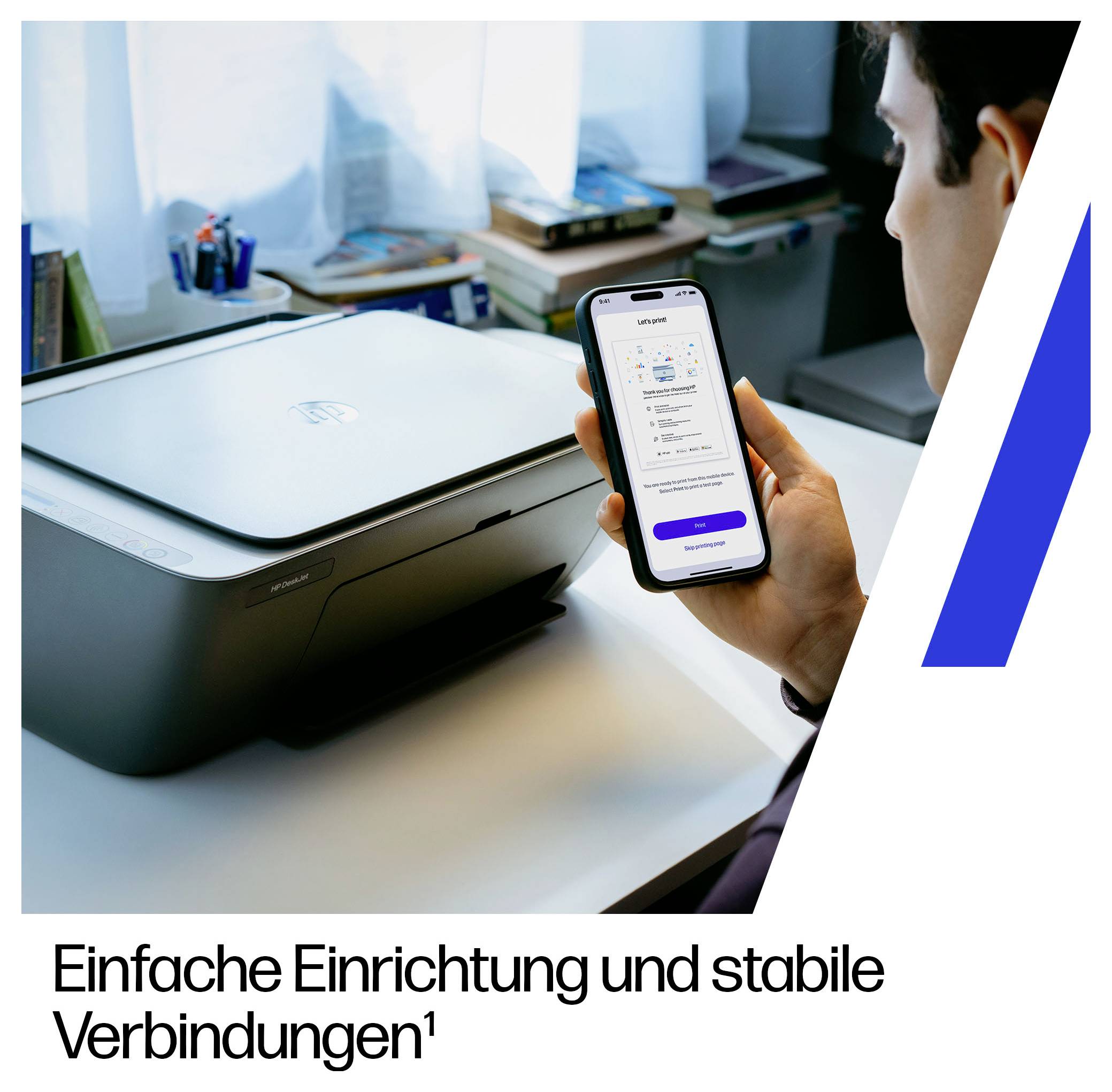 Person hält ein Smartphone, das eine Drucker-Setup-App anzeigt, neben einem Drucker, mit deutschem Text 