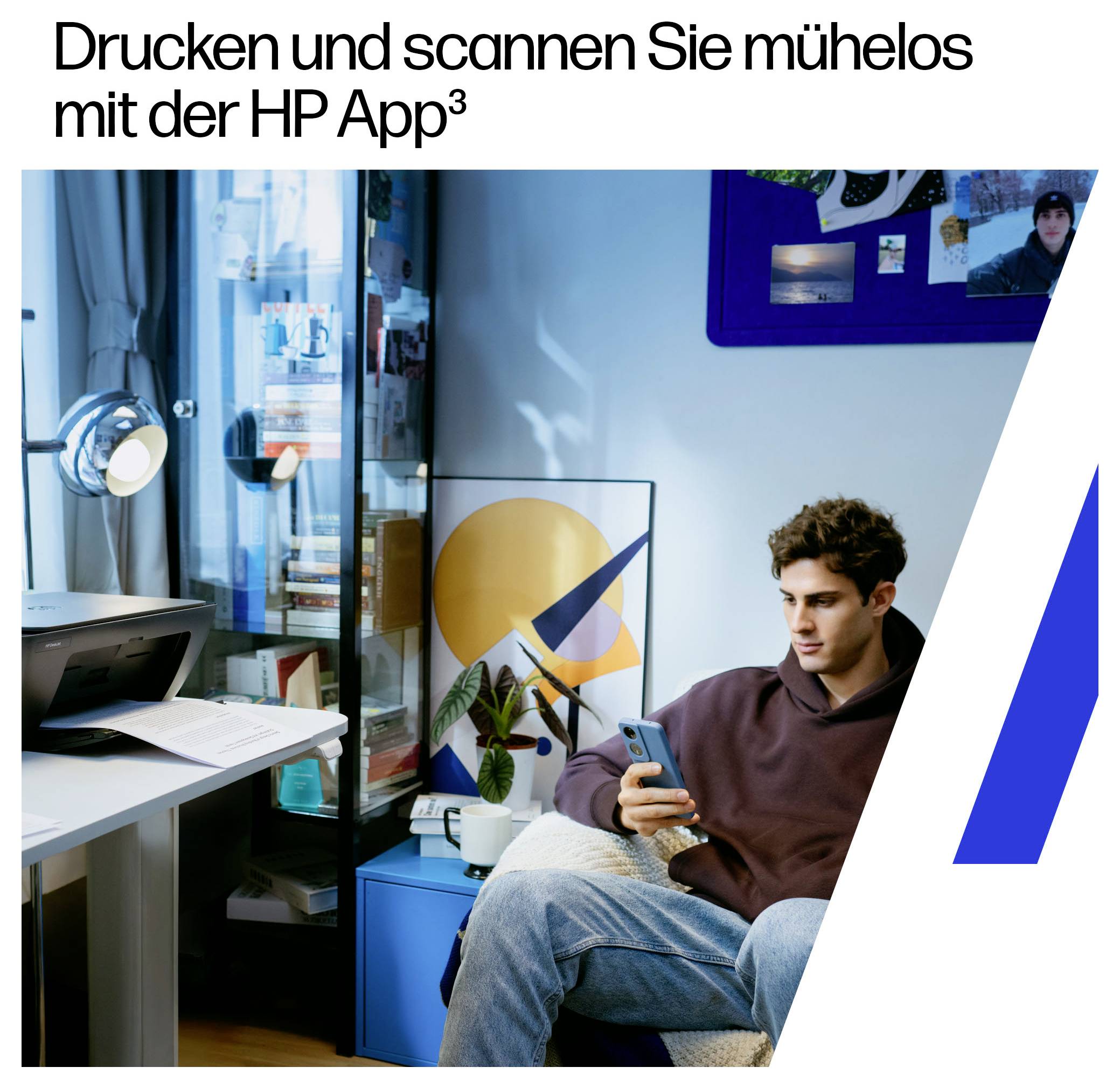 Junger Mann entspannt sich auf einem Stuhl, während er ein Smartphone neben einem Drucker und einem Laptop benutzt; deutscher Text besagt „Drucken und scannen Sie mühelos mit der HP App
