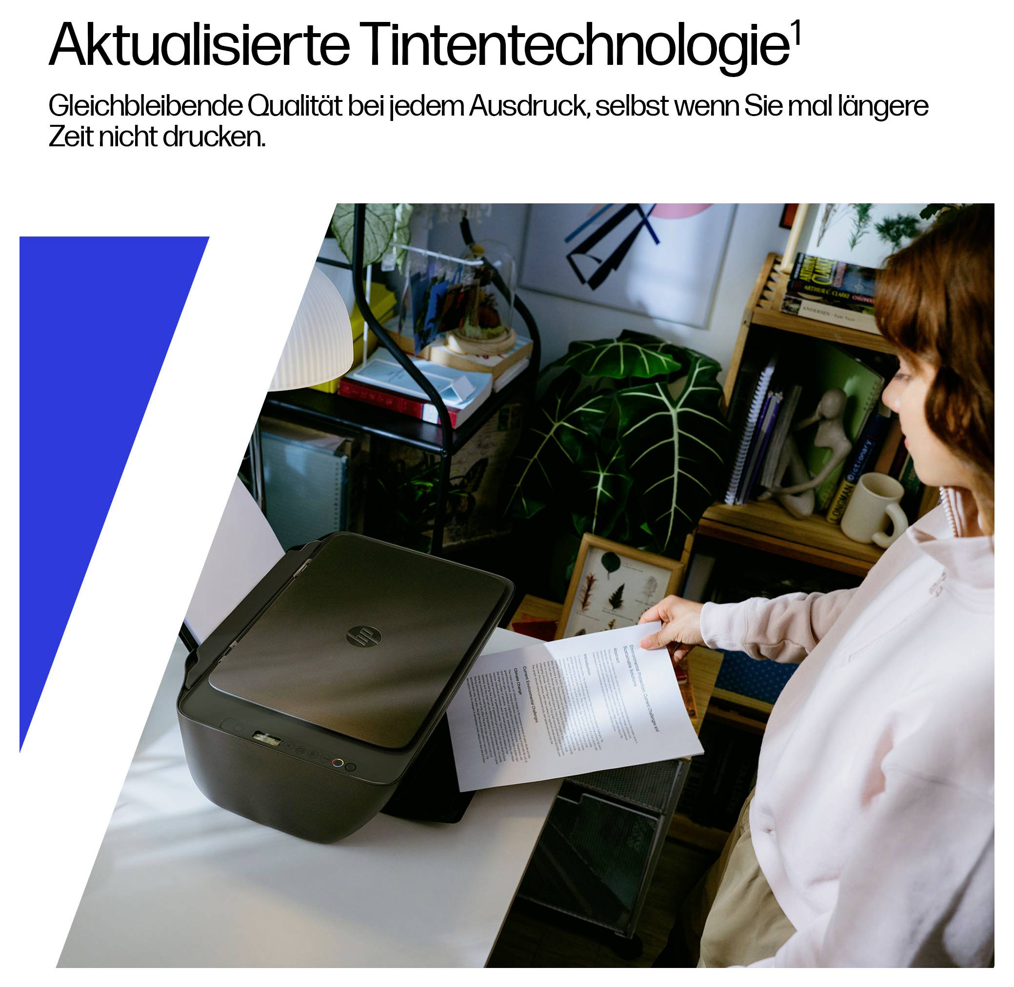 Eine Frau druckt ein Dokument von einem HP-Drucker; der deutsche Text besagt, dass aktualisierte Tintentechnologie eine konsistente Qualität auch nach langen Druckpausen liefert.