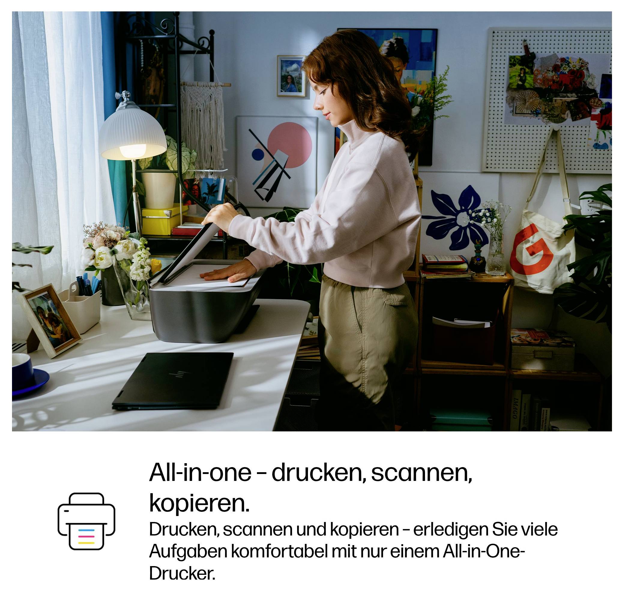 Frau, die ein Dokument auf einem Multifunktionsdrucker in einem Homeoffice scannt; der Anzeigentext besagt: „Multifunktionsdrucker – drucken, scannen, kopieren.