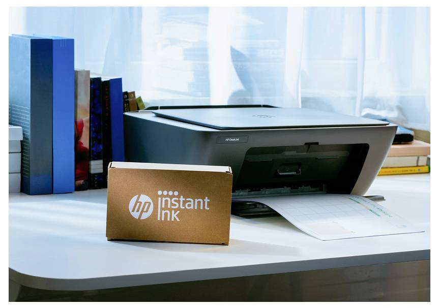 HP-Drucker auf einem Schreibtisch mit einer 