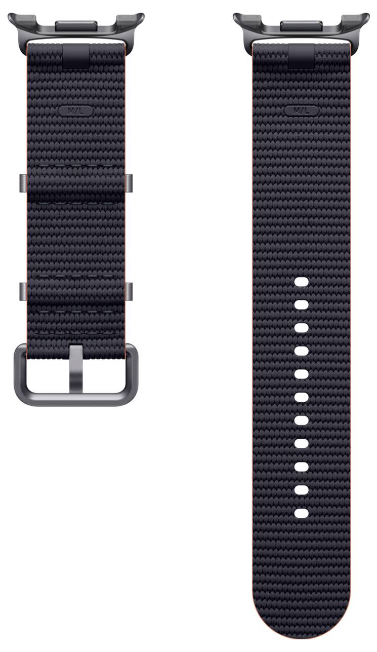 Zwei Ansichten eines schwarzen gewebten Uhrenarmbands mit verstellbaren Schlitzen und Metallschnallenverschlüssen, von vorne und hinten auf weißem Hintergrund dargestellt.