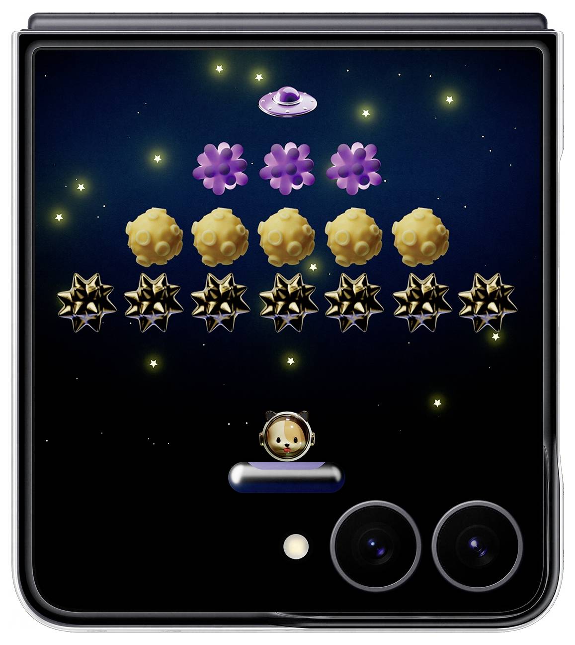 Rückseite eines schwarzen Smartphones mit zwei Kameraobjektiven, verziert mit Reihen von farbenfrohen 3D-Weltraum-Aufklebern und einem kleinen bärenähnlichen Anhänger.