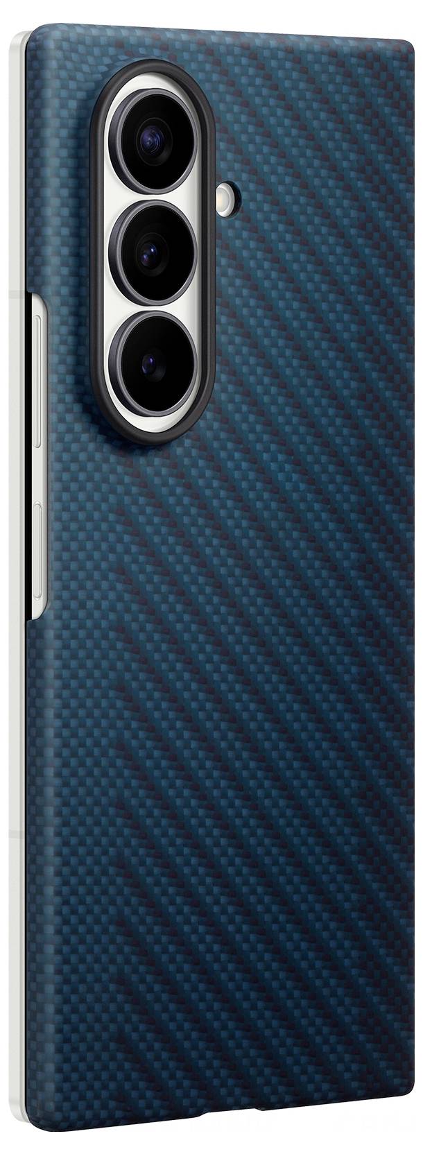 Rückseite eines Smartphones mit einer blaugrünen Kohlefaser-Textur-Schutzhülle, Dreifach-Kameramodul auf der Rückseite und sichtbaren Seitentasten.
