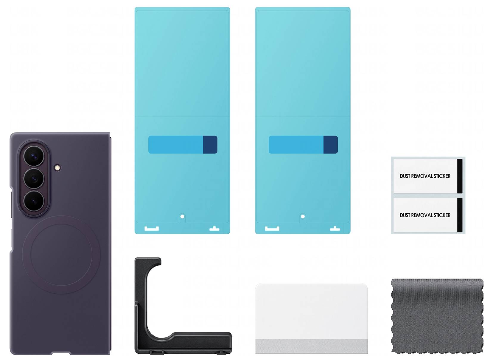 Ein Smartphone-Schutzhülle-Set mit einer dunkelvioletten Hülle und Kameraabdeckung, zwei blauen Schutzfolien, zwei Staubentfernungstüchern, einem schwarzen Werkzeug, einer weißen Karte und einem Reinigungstuch.