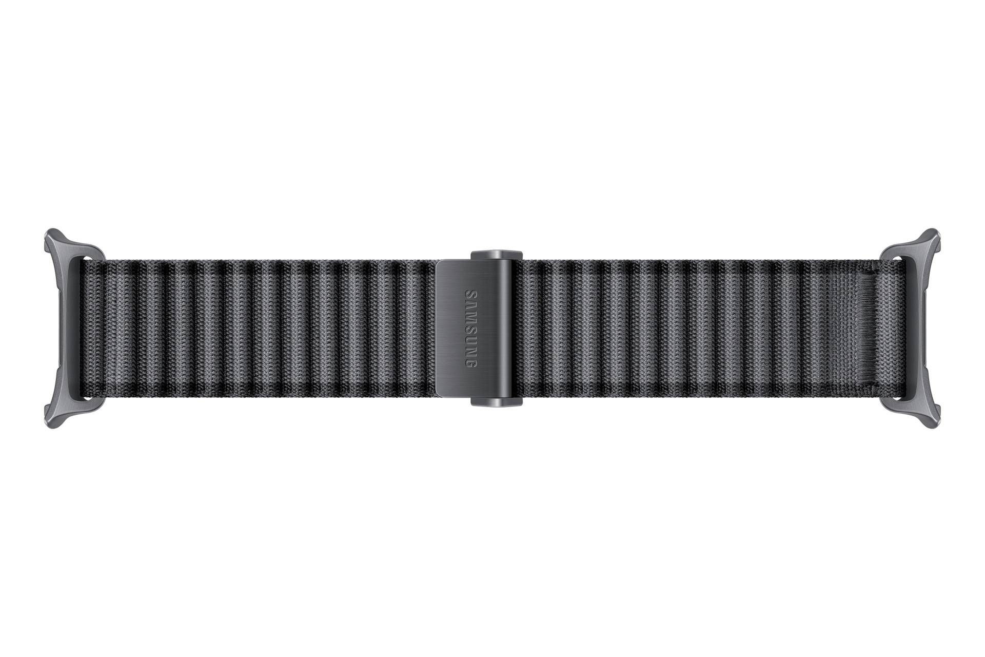 Schwarz gewebtes Samsung Uhrenarmband mit grauen Steckern auf weißem Hintergrund.