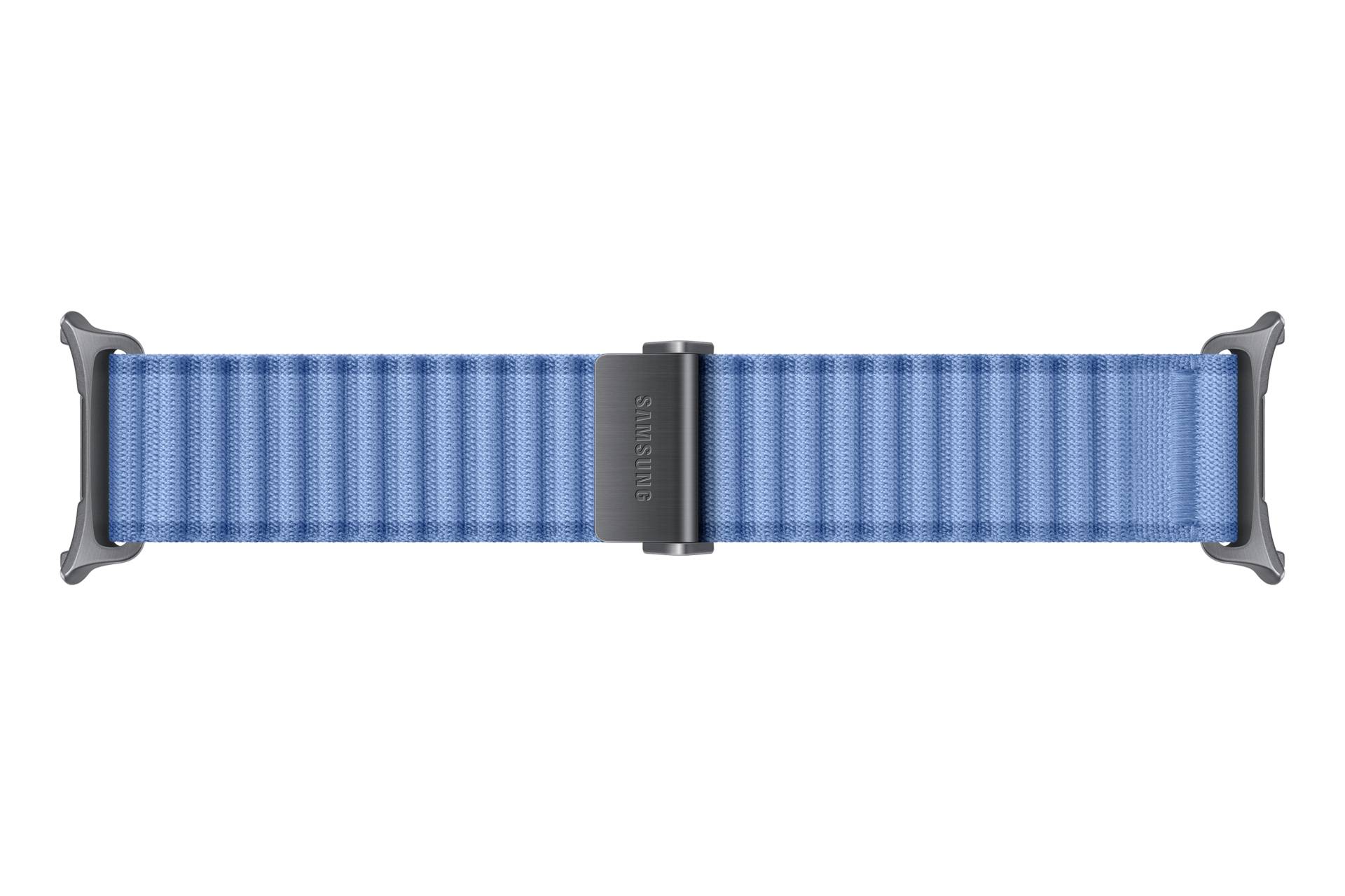 Blaues gewebtes Uhrenarmband mit grauen Anschlüssen und einer zentralen schwarzen Samsung-Schließe, dargestellt auf weißem Hintergrund.