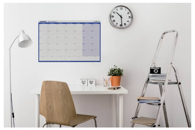 Minimales Homeoffice mit Schreibtisch, Stuhl, Wandkalender, Uhr, Stehleuchte und Leiter mit Büchern, die einen Arbeits- oder Planungsraum suggerieren.