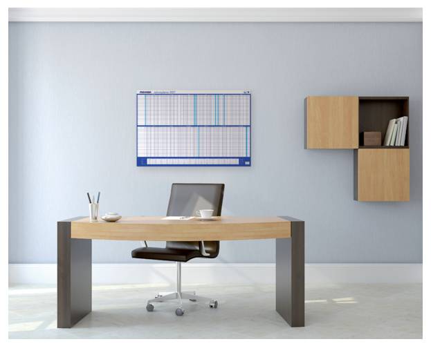 Minimalistisches modernes Büro mit Holzschreibtisch und Stuhl vor einer hellblauen Wand, wandmontiertes Planungsbrett und kleine Regale zur Aufbewahrung.