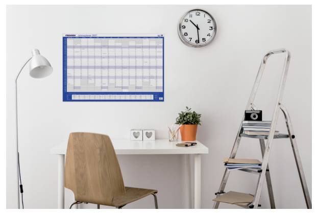Minimales Büro-Arbeitsplatz mit Schreibtisch, Stuhl, Wandkalender, Uhr, Stehlampe und Trittleiter an einer weißen Wand.