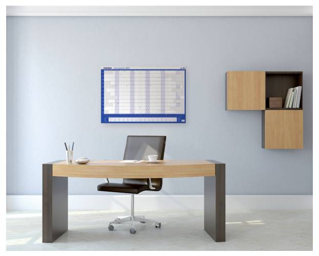 Minimales Homeoffice mit einem Holzschreibtisch, Stuhl, Wandkalender und Regalen vor einer hellblauen Wand.