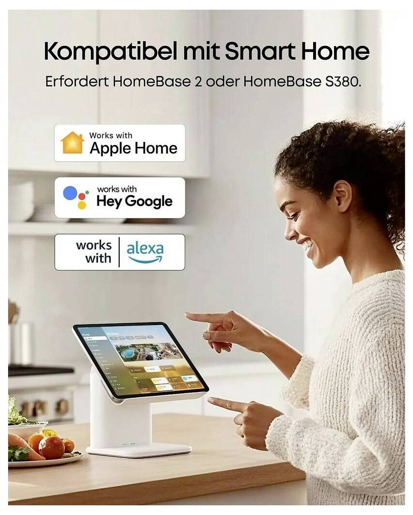 Frau nutzt ein Tablet an der Küchentheke; Text sagt „Kompatibel mit Smart Home