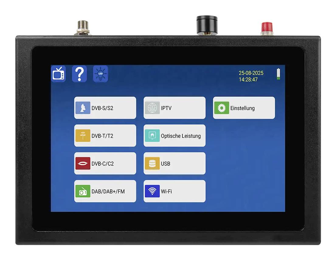 Ein tragbares Testgerät-Display zeigt ein Hauptmenü mit Optionen für DVB-S/S2, IPTV, Einstellung, DVB-T/T2, optische Leistung, DVB-C/C2, USB, DAB/DAB+/FM und Wi-Fi, mit angezeigtem Datum und Uhrzeit.