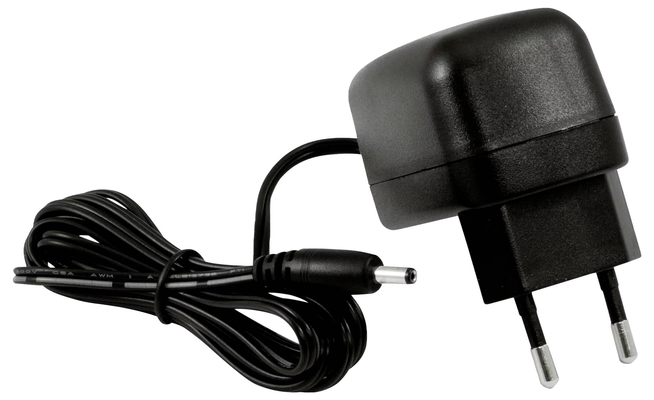 Schwarzer Stromadapter mit zweipoligem Stecker und angeschlossenem Spiralkabel, das in einen Hohlstecker endet, auf weißem Hintergrund
