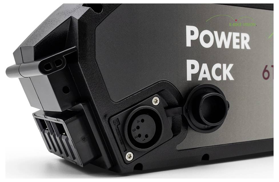 Nahaufnahme einer schwarzen Power Pack-Batterieeinheit mit Anschlussanschlüssen und einer Schutzkappe auf der Seite.