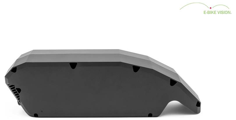 Seitenansicht eines schwarzen E-Bike-Akkupacks mit eckigem grauem Oberkastengehäuse, gezeigt auf weißem Hintergrund mit 