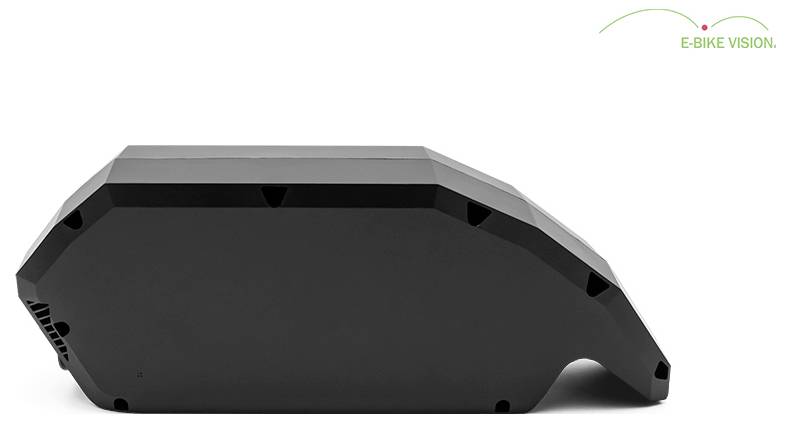 Schwarze rechteckige E-Bike-Batterie mit abgeschrägten Kanten und ausgeschnittener Unterseite, gezeigt vor weißem Hintergrund mit 