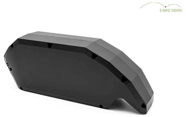 Schwarzes kantiges E-Bike-Batteriepaket oder Gehäuse, gezeigt in Seitenansicht auf weißem Hintergrund, mit der Marke 