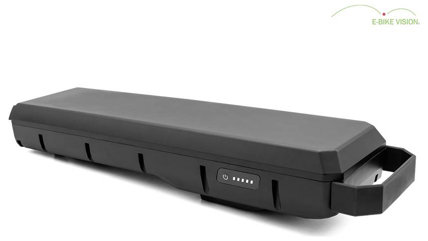 Schwarze E-BIKE VISION Batterie mit integrierter Ladeanzeige und seitlichem Griff auf weißem Hintergrund.