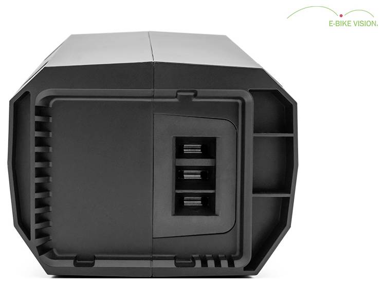Schwarzes E-Bike-Batteriepaket von vorne gezeigt, mit drei elektrischen Steckerplätzen und E-BIKE VISION Logo in der Ecke.