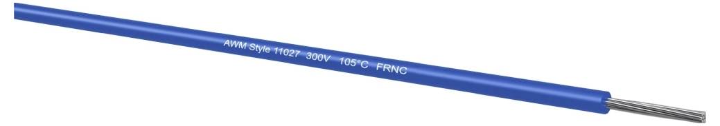 Blaues isoliertes Elektrokabel mit freigelegten silberfarbenen Metallenden, diagonal auf weißem Hintergrund dargestellt.