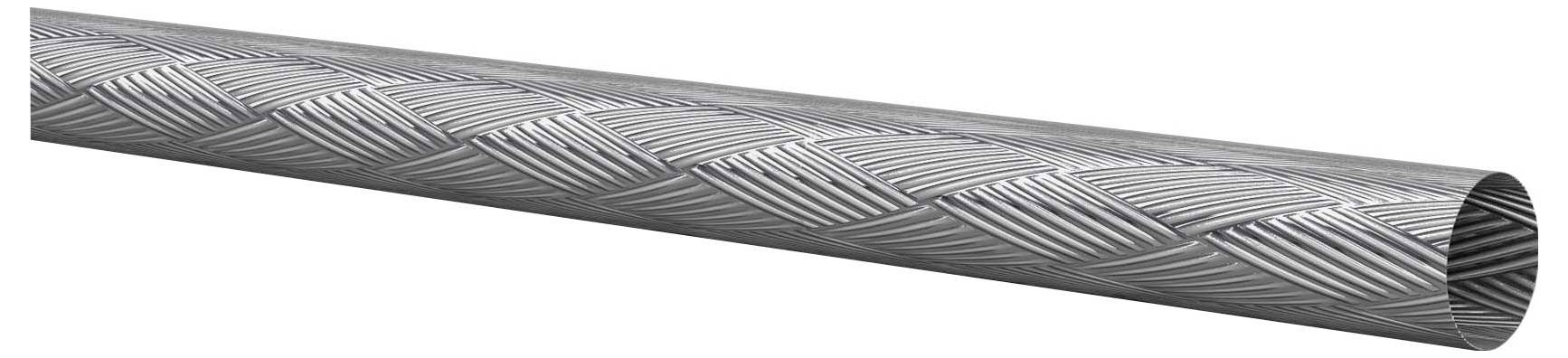 Nahaufnahme eines langen zylindrischen Metallrohrs mit einem strukturierten Chevron-Muster, das sich über die Oberfläche erstreckt.
