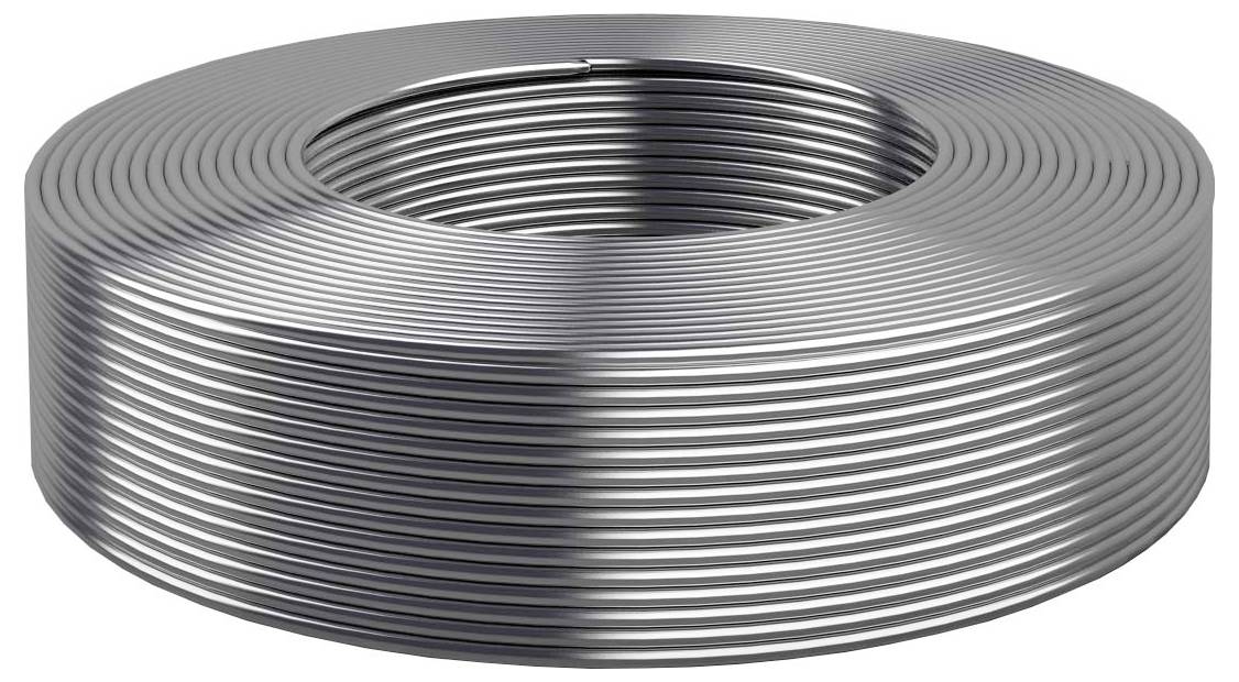 Aufgewickeltes silbernes Metallrohr oder Draht, der zu einer flachen Spule auf weißem Hintergrund aufgewickelt ist.
