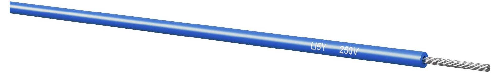 Blaues Elektrokabel mit freiliegendem silbernem Drahtende, in Nahaufnahme auf weißem Hintergrund dargestellt.
