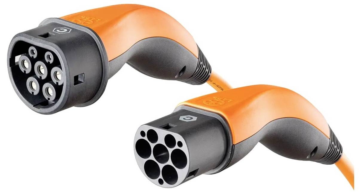 Zwei orange-schwarze Elektrofahrzeug-Ladestecker mit unterschiedlichen Steckerstilen auf weißem Hintergrund.