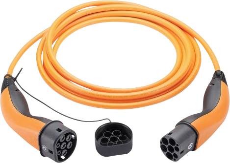 Orange-farbiges Elektrofahrzeug-Ladekabel mit zwei Steckerendes und einer Schutzkappe, aufgerollt auf weißem Hintergrund dargestellt.