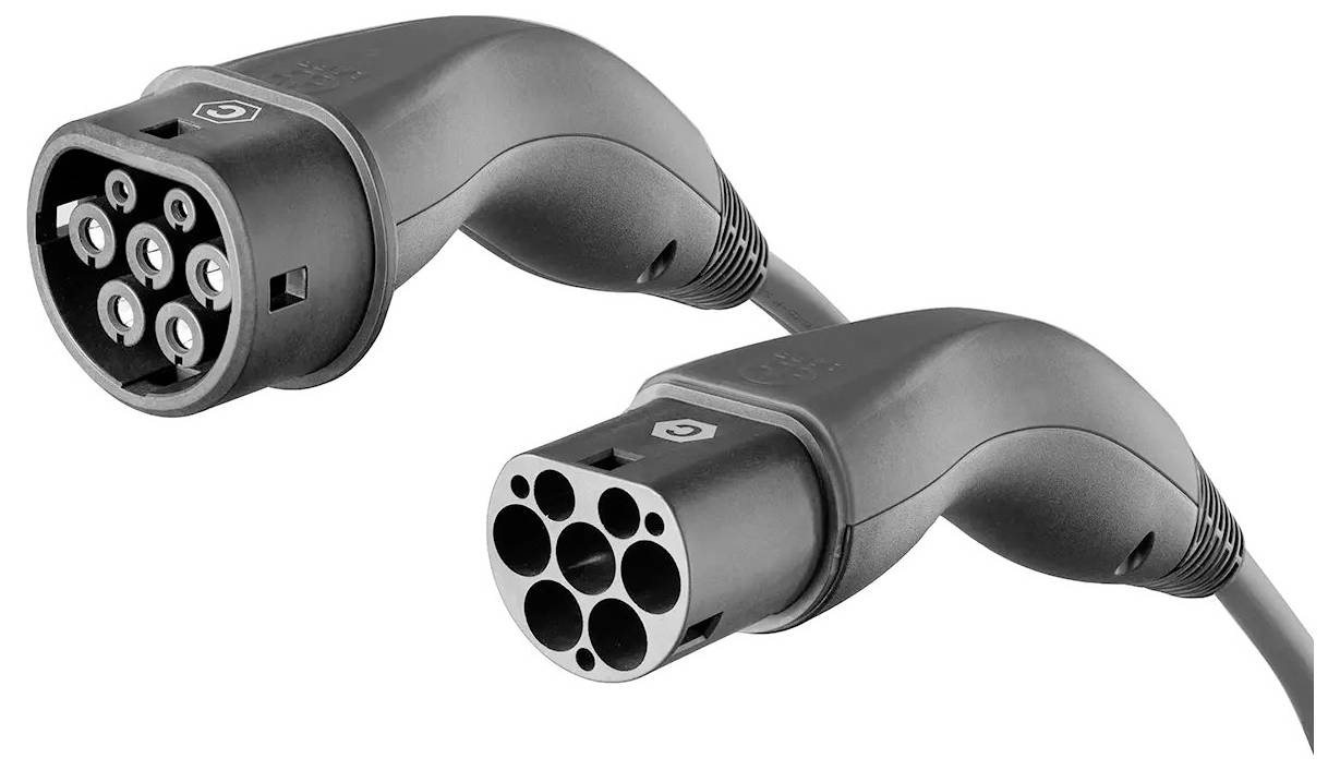 Zwei schwarze Ladeconnector für Elektrofahrzeuge, nebeneinander dargestellt, ein siebenpoliger Stecker und ein größerer Mehrpol-Stecker, auf weißem Hintergrund.