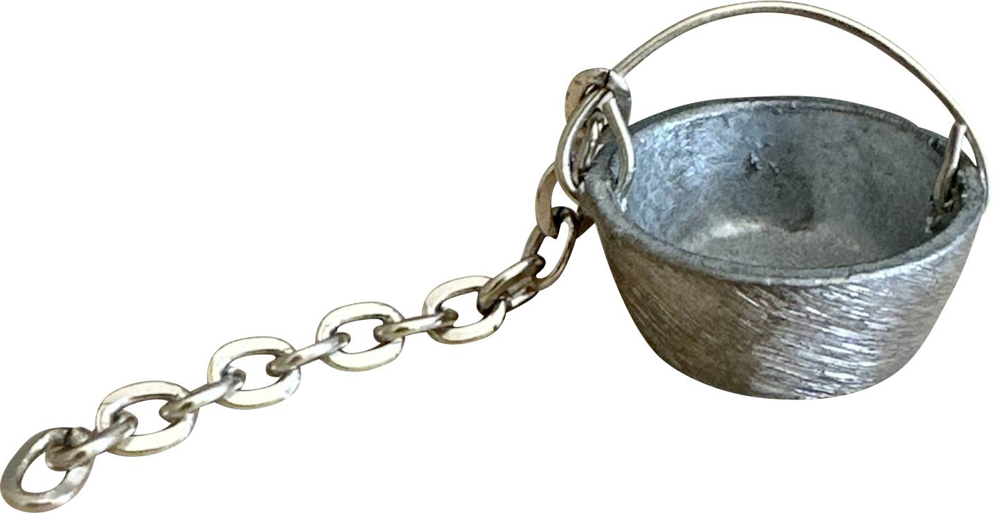 Kleiner Metalleimer oder Behälter an einer Kette auf weißem Hintergrund.