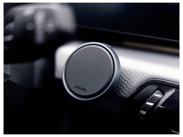 Nahaufnahme einer Fahrzeug-Armaturenbrett-Regelscheibe mit strukturierter Metalloberfläche, wahrscheinlich zur Klima- oder Audioregelung.
