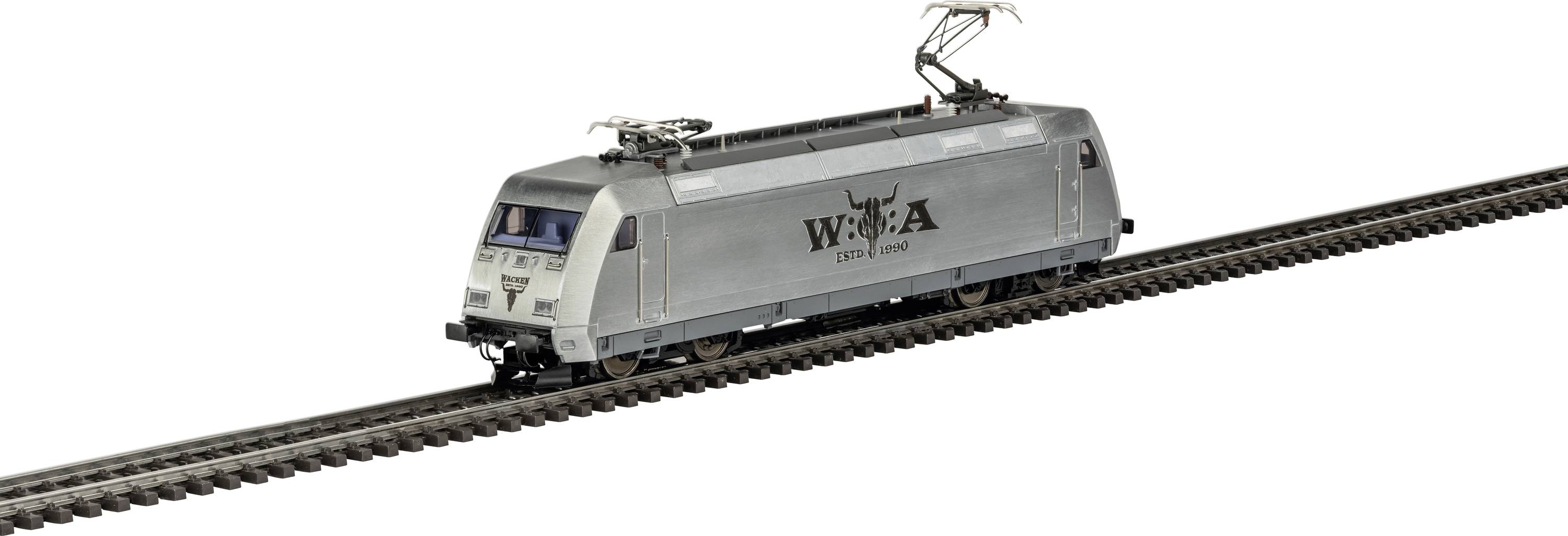 Silberne Güterlok auf Eisenbahngleis, in nach oben angewinkelt, als würde sie bergauf fahren, mit 