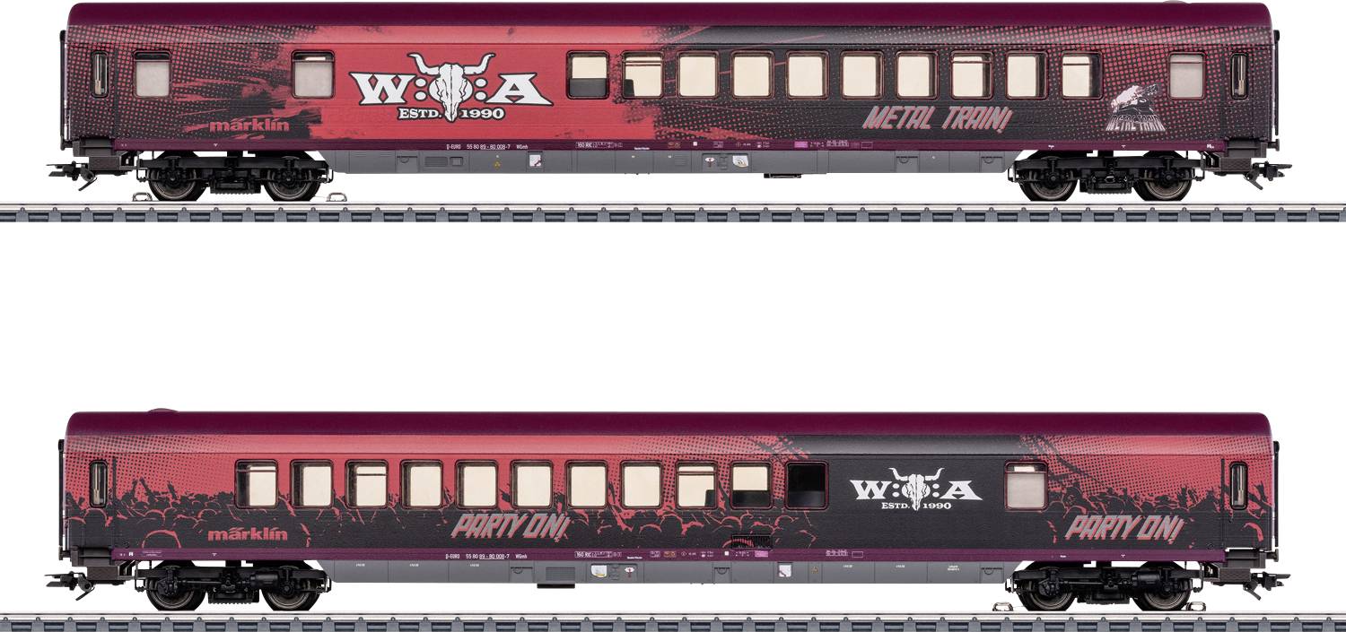 Zwei Modelleisenbahnwagen in Seitenansicht in roter und schwarzer WWA-Lackierung auf Schienen, oben mit der Aufschrift „Metro Train