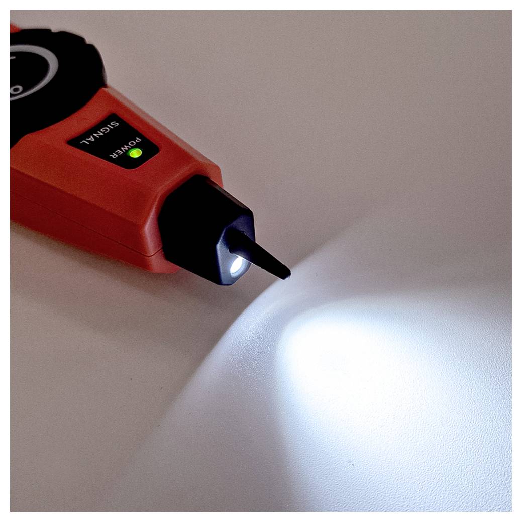 Rote tragbare Laser-Elektrowerkzeug, das einen hellen Strahl auf eine Oberfläche abgibt und einen leuchtenden Stromindikator zeigt.