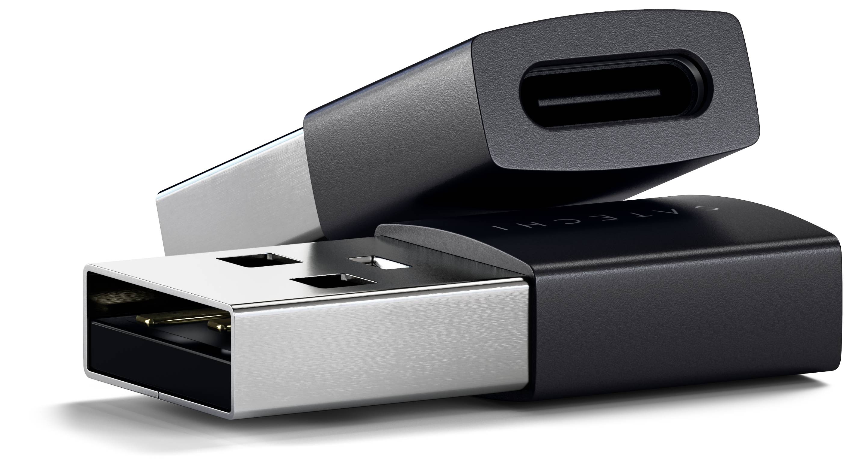 Zwei USB-Speichersticks, einer mit einem USB-A-Anschluss und einer mit einem USB-C-Anschluss, übereinander auf weißem Hintergrund gestapelt.