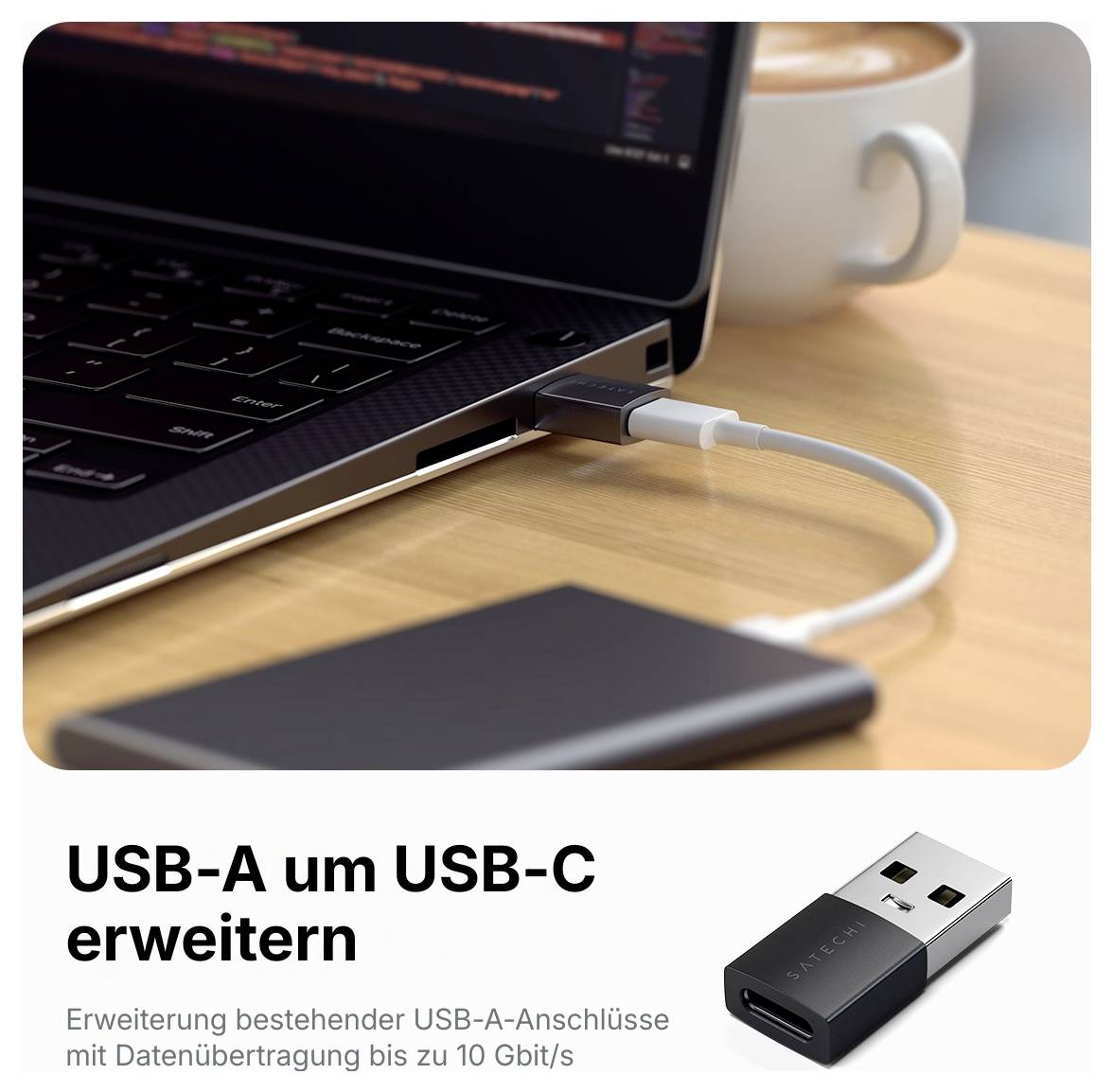 USB-A auf USB-C Adapter erweitert einen vorhandenen USB-A Anschluss für Datenübertragung bis zu 10 Gbit/s; gezeigt eingesteckt in einen Laptop neben einem externen Laufwerk.