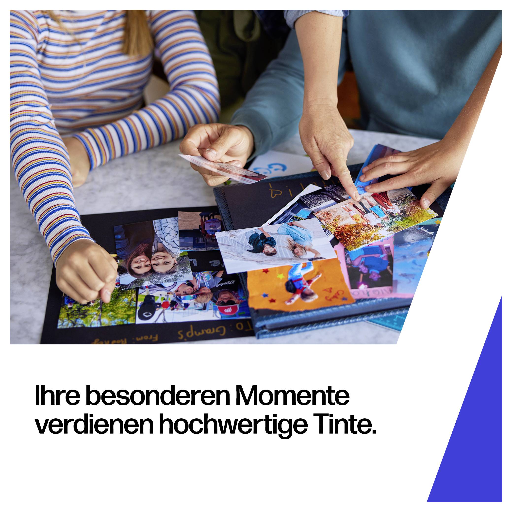 Hände, die gedruckte Fotos in ein Scrapbook kleben, mit deutschem Text darunter: 'Ihre besonderen Momente verdienen hochwertige Tinte.'