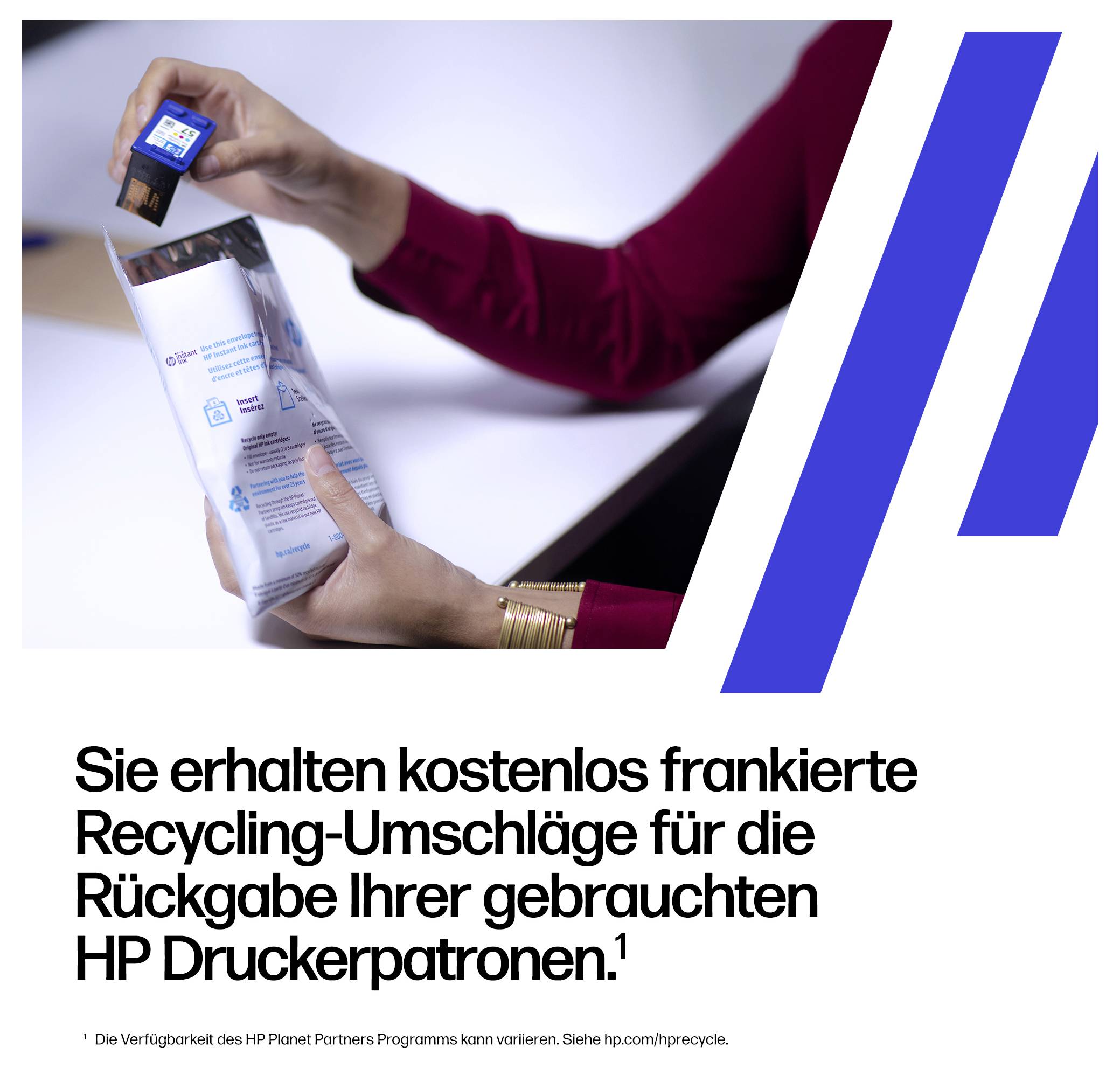 # German TranslationPerson, die eine HP-Patrone in einen Recycling-Umschlag einlegt, mit deutschem Text, der kostenlose Porto-bezahlte Umschläge zur Rückgabe gebrauchter HP-Druckerpatronen bewirbt.
