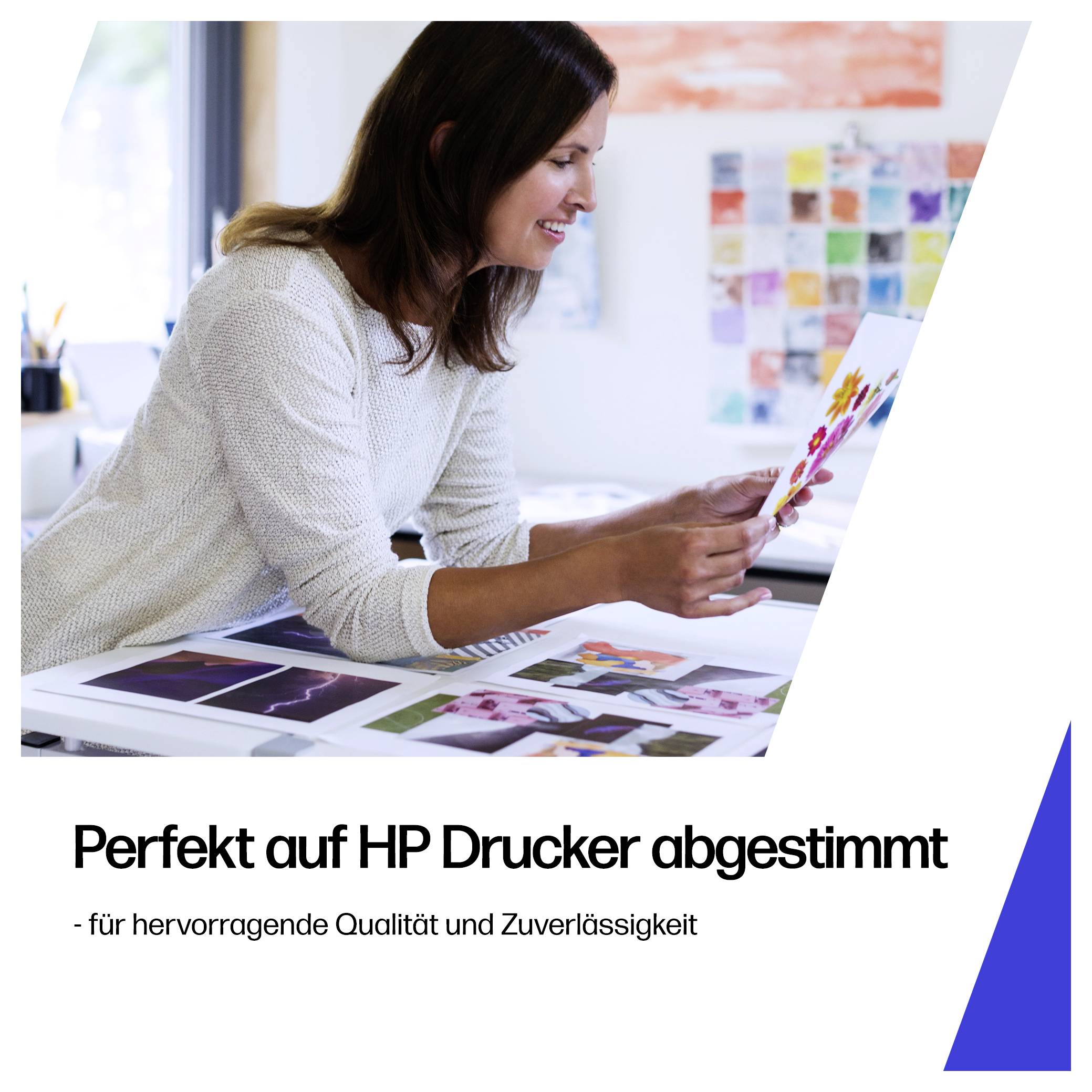 Frau überprüft gedruckte Farbmuster an einem Schreibtisch; deutscher Anzeigentext lautet „Perfekt auf HP Drucker abgestimmt