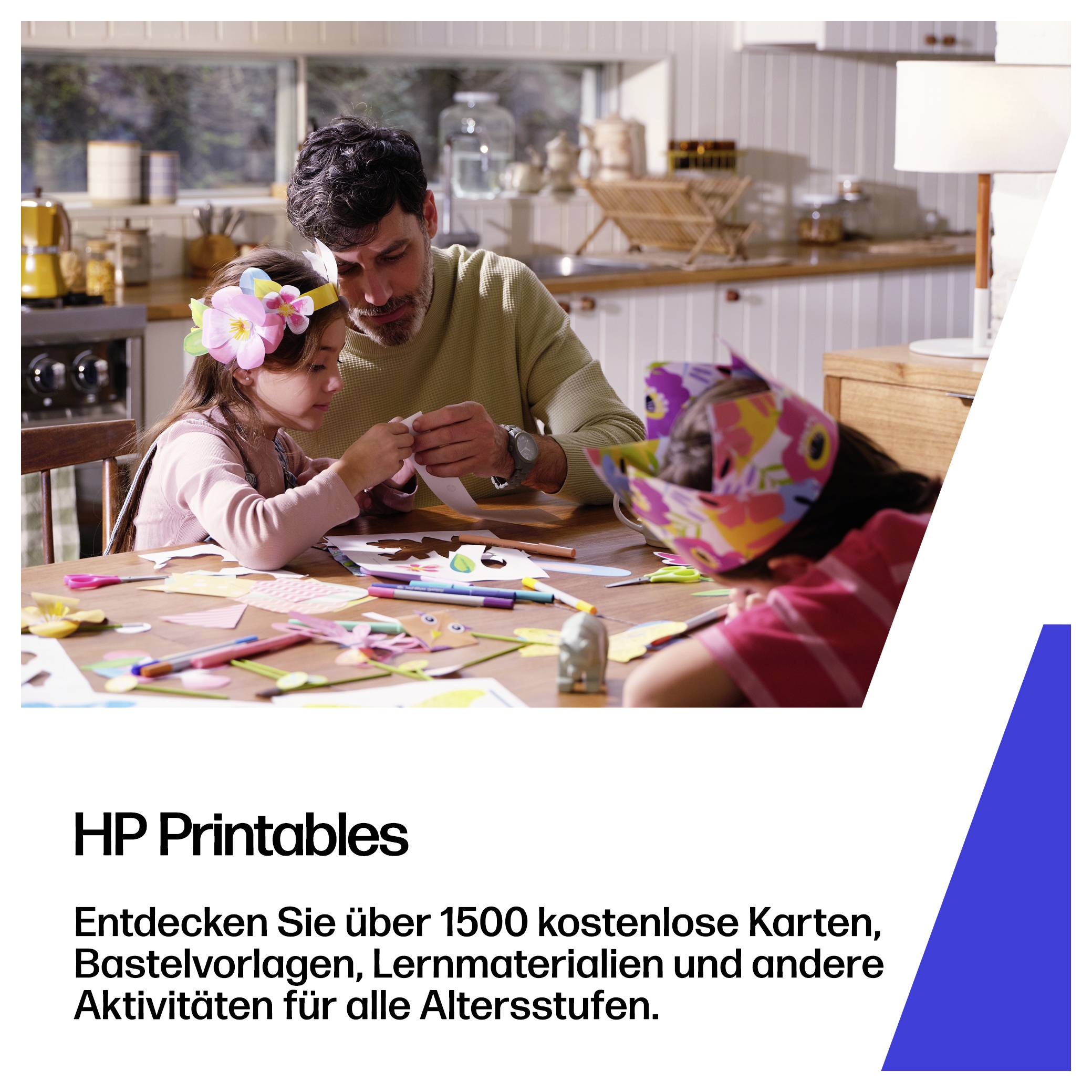 Vater hilft kleinem Mädchen beim Basteln an einem Tisch mit Papier und Markern; „HP Printables