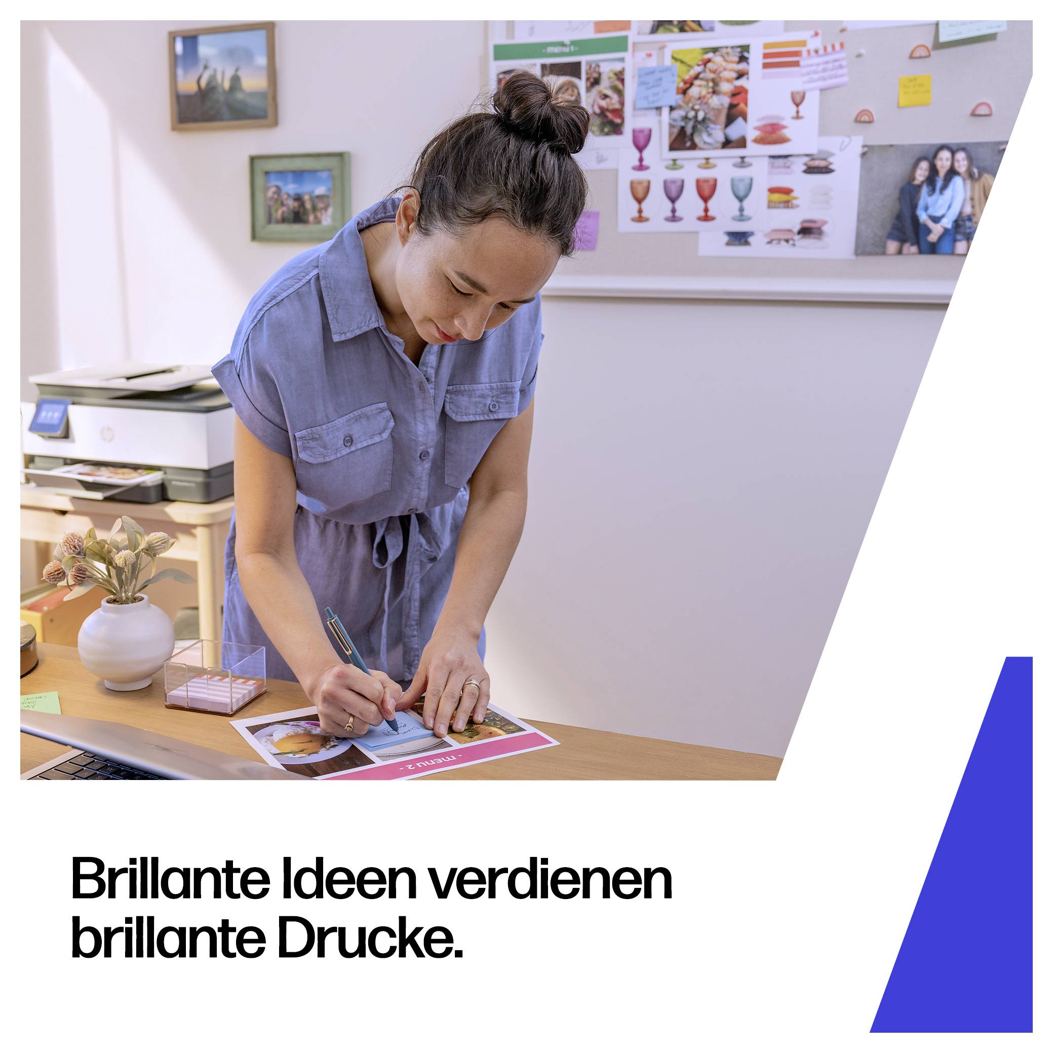 Frau in einem Studio, die sich über einen Schreibtisch beugt und auf einer gedruckten Seite schreibt; der Postertext lautet „Brillante Ideen verdienen brillante Drucke.