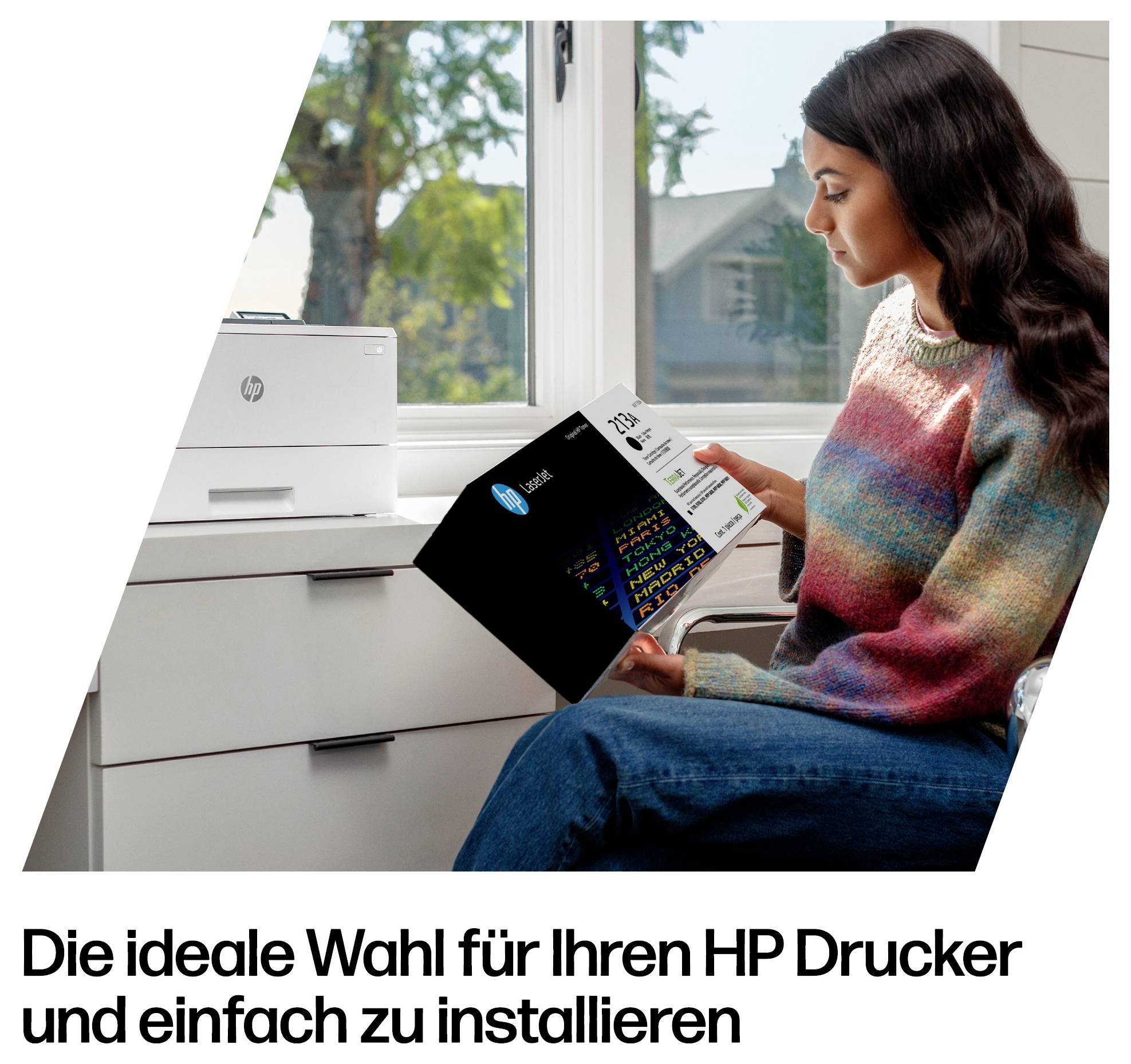Frau sitzt neben einem HP-Drucker und liest eine Tintenpatronenpackung; deutscher Text besagt, dass sie die ideale Wahl für HP-Drucker ist und einfach zu installieren ist.