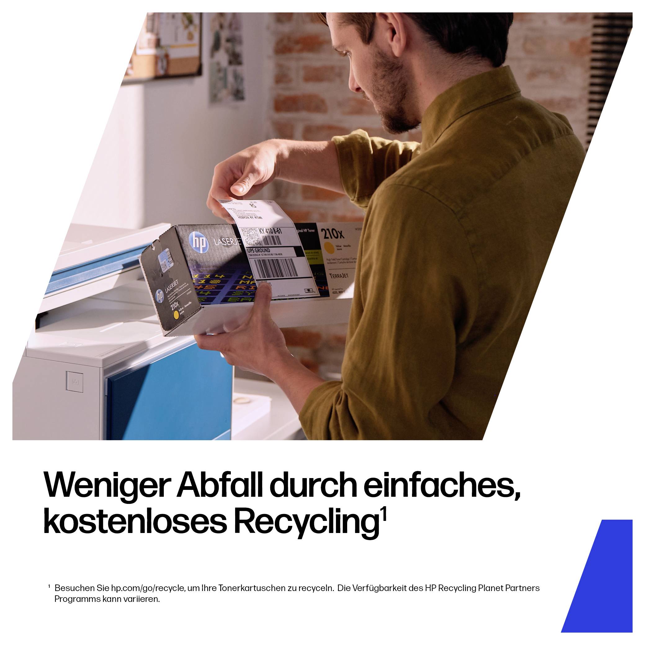 Mann recycelt eine HP-Druckerpatrone bei einem Drucker, mit deutschem Text, der kostenloses Recycling und weniger Abfall bewirbt.