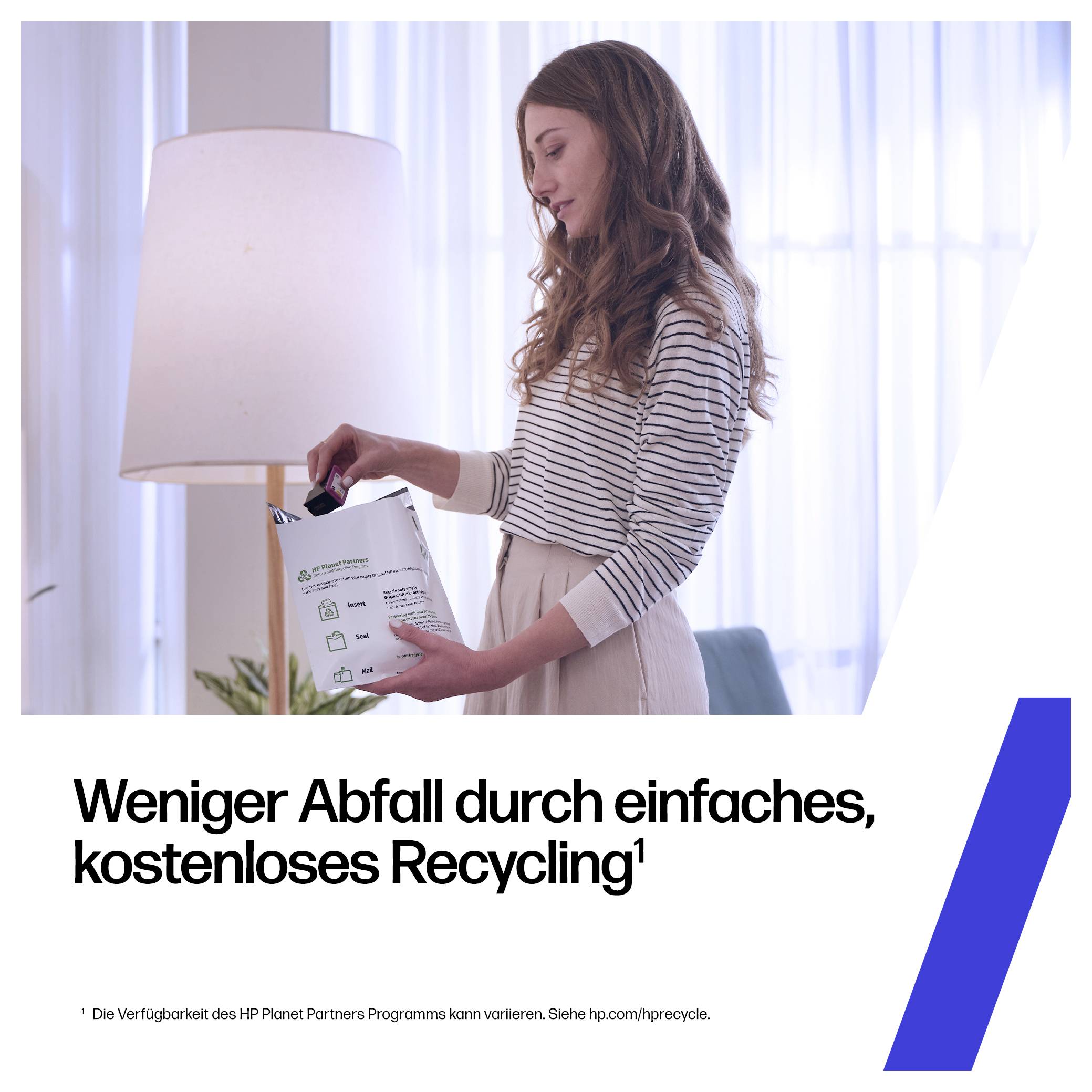 # HP Recycling AnzeigeFrau zu Hause, die einen Gegenstand in einen Recycling-Beutel neben einer Lampe legt; deutscher Anzeigentext sagt „Weniger Abfall durch einfaches, kostenloses Recycling