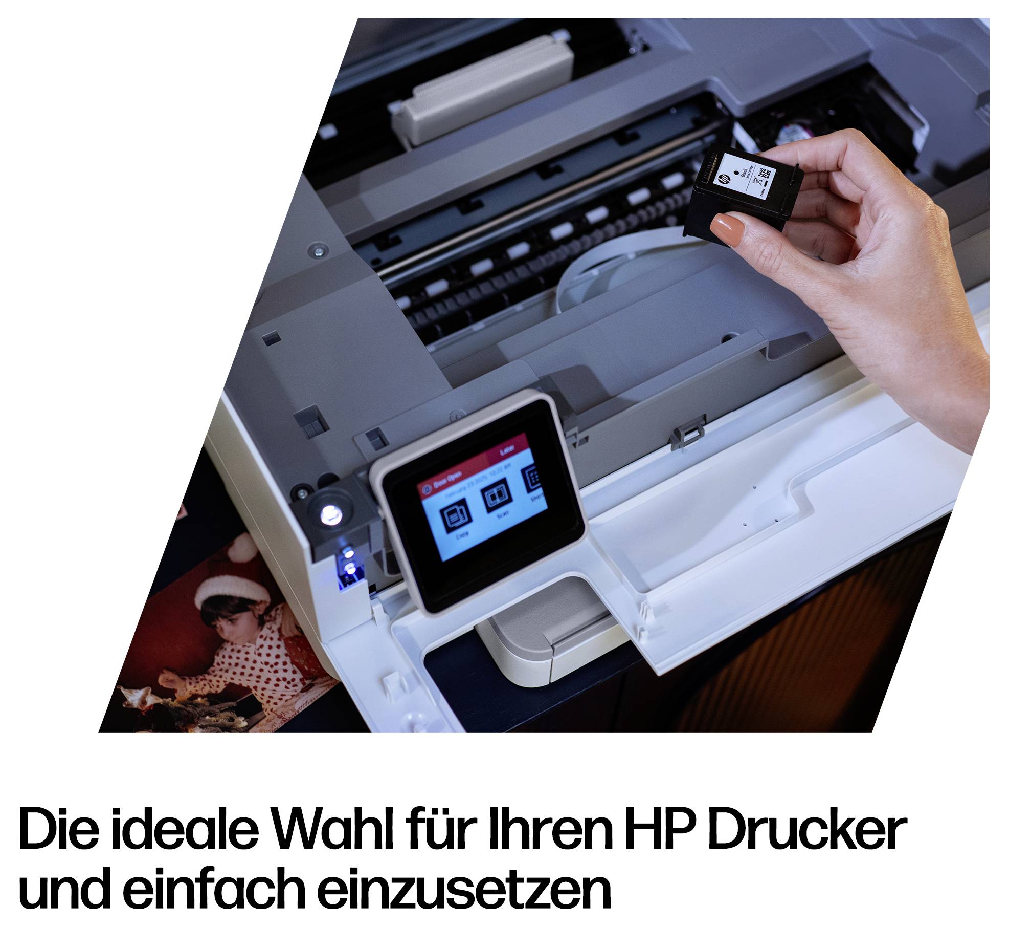Hand legt eine Tintenpatrone in einen HP-Drucker ein; deutscher Text besagt, dass es die ideale Wahl für Ihren HP-Drucker ist und einfach zu bedienen.