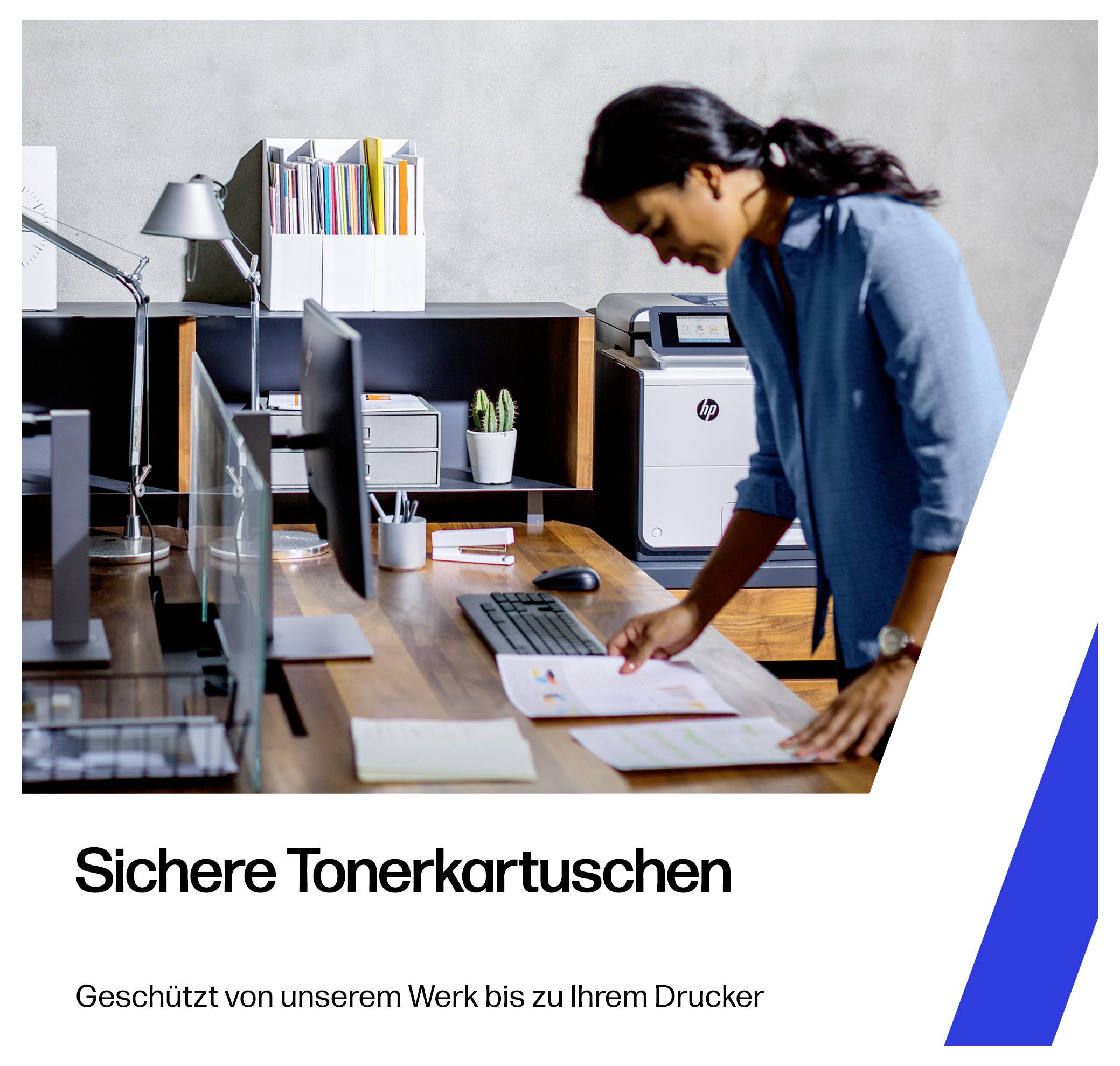 Frau überprüft Dokumente an einem Schreibtisch in einem Büro; Text lautet „Sichere Tonerkartuschen