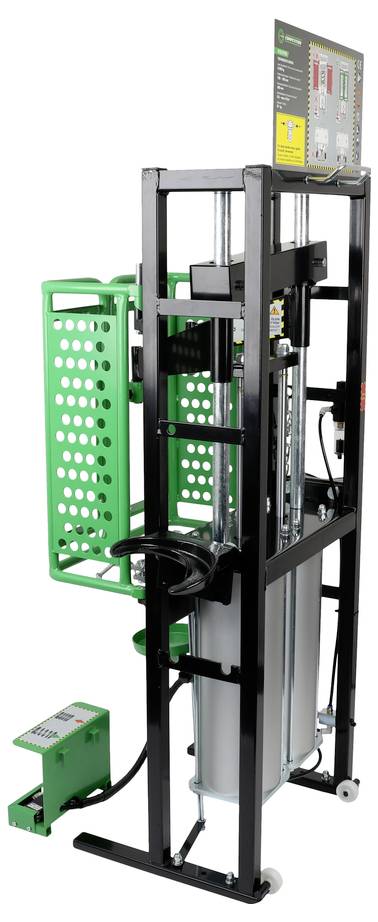 Industriemaschine mit schwarzem Metallrahmen und grünem Lochblechschutzgitter, gezeigt mit angebautem Bedienfeld und Fußpedal.
